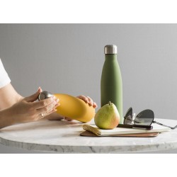 Nils Stahlflasche mit gummierter Oberfläche in Gelb